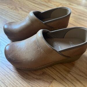Dansko brown clogs- great condition